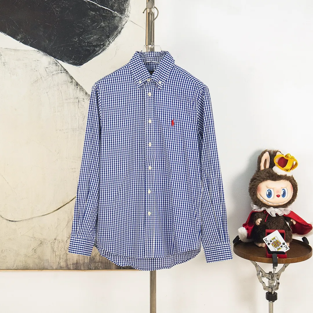 P280 zp version [exclusive supply] Ralph Lauren/Ralph Lauren 2025SS Evergreen Vintage style poplin casual color 0.5 grid long-sleeved casual shirt, 100% restoration of workmanship, embedded seam clean edge processing, upper back broken seam reorganization, better fit ✅ 100% cotton poplin cotton, smooth feel, pre-car wash treatment, yarn is tighter ✅ Custom dyed original pearlescent white buttons, size partition✅ There is a special shaped chiffon foil inside the collar door tube, which is not easy to deform and pull. ✅ RL refreshing plaid shirt is more naughty and colorful than the simpleness of the solid color shirt. It can be salty or sweet. Daily travel and travel. The production rate is very high. The style is customized. Color: Pink Blue Size: S M L XL Number: WW10965